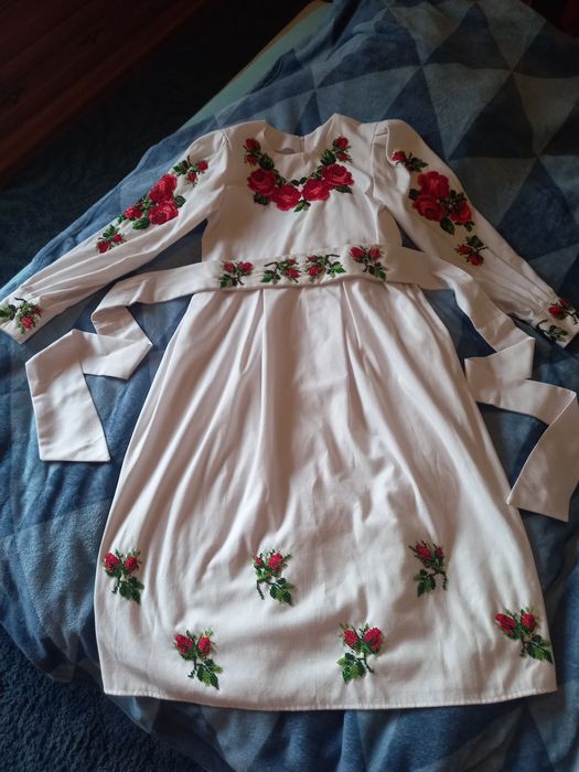 Продам вишите плаття на дівчинку