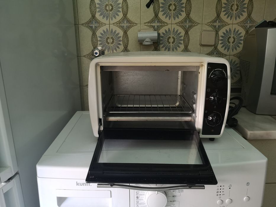 Forno eléctrico em bom estado por dentro e por fora