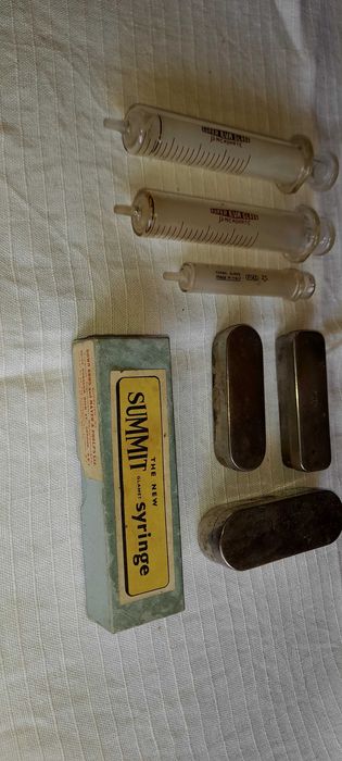 Seringas Agulhas em metal e respetivas caixas anos 50