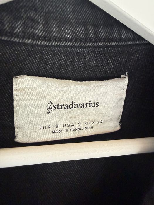 Damska, czarna kurtka jeansowa Stradivarius