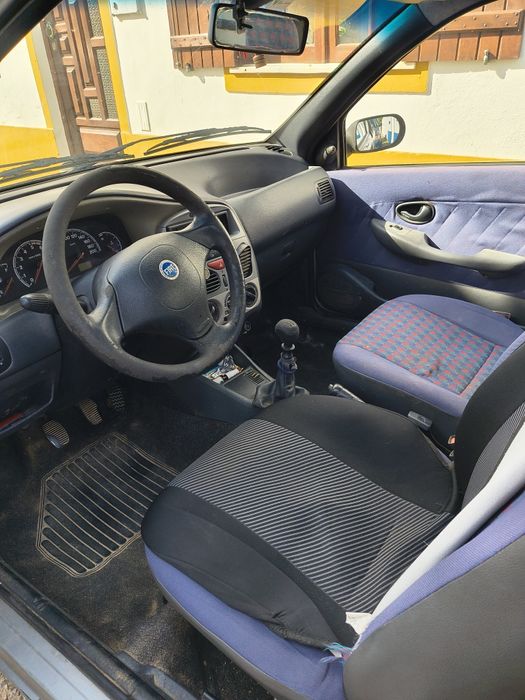 Fiat Strada 1900 JTD 
Vendo Fiat Strada 1.9 JTD de 2003, com 315.000 km, em estado razoável de exteriores e ótimo estado mecânico.
M