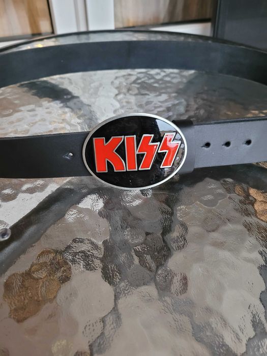 Czarny skórzany pasek z klamrą zespołu Kiss