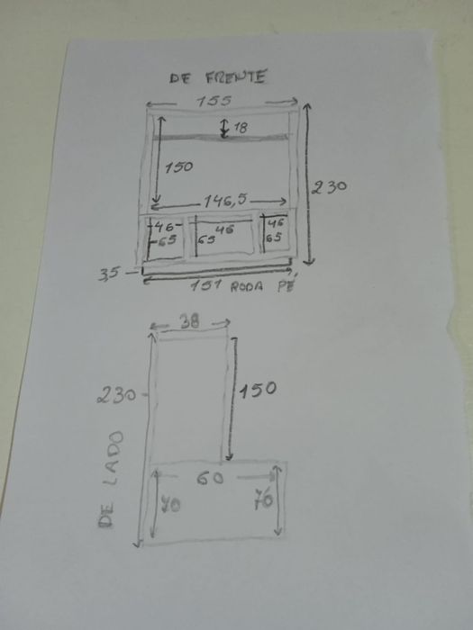 Armario expositor de cabides e catalogos