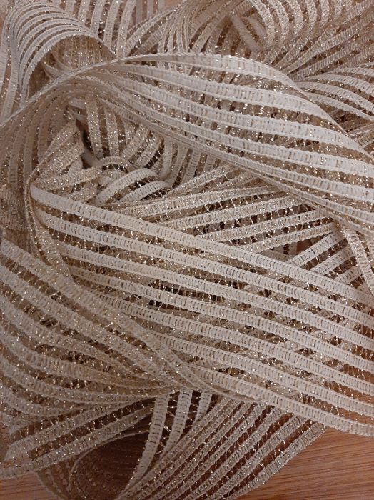 Fita dourada em tecido