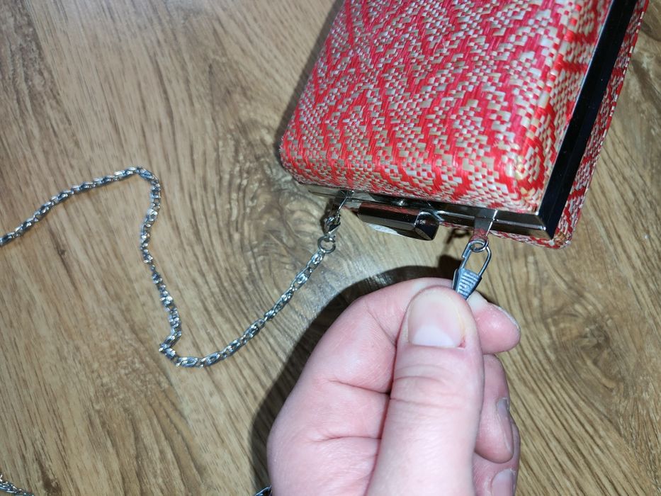 Torebka kopertówka sztywna, mała 10x10cm na łańcuszku odpinanym