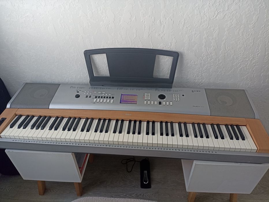 Цифровое пианино Yamaha Portable Grand (88 клавиш)