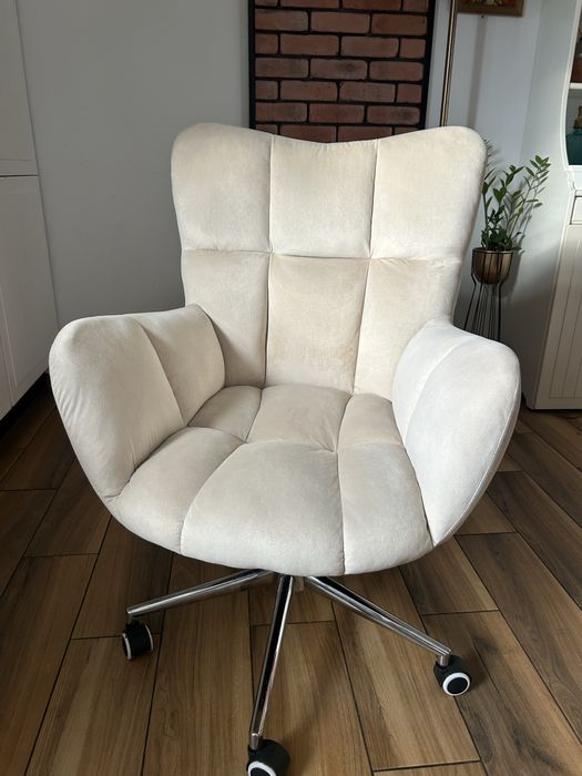 Piękny kremowy fotel