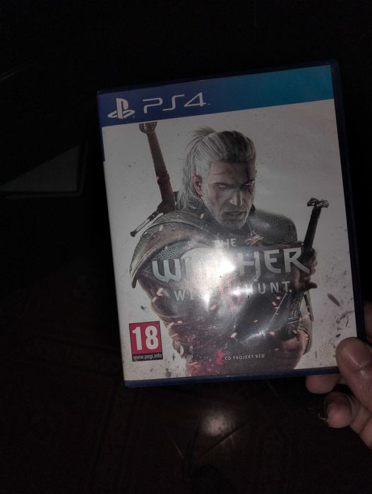 Ps4 com 2 comandos um disco externo e 6 jogos