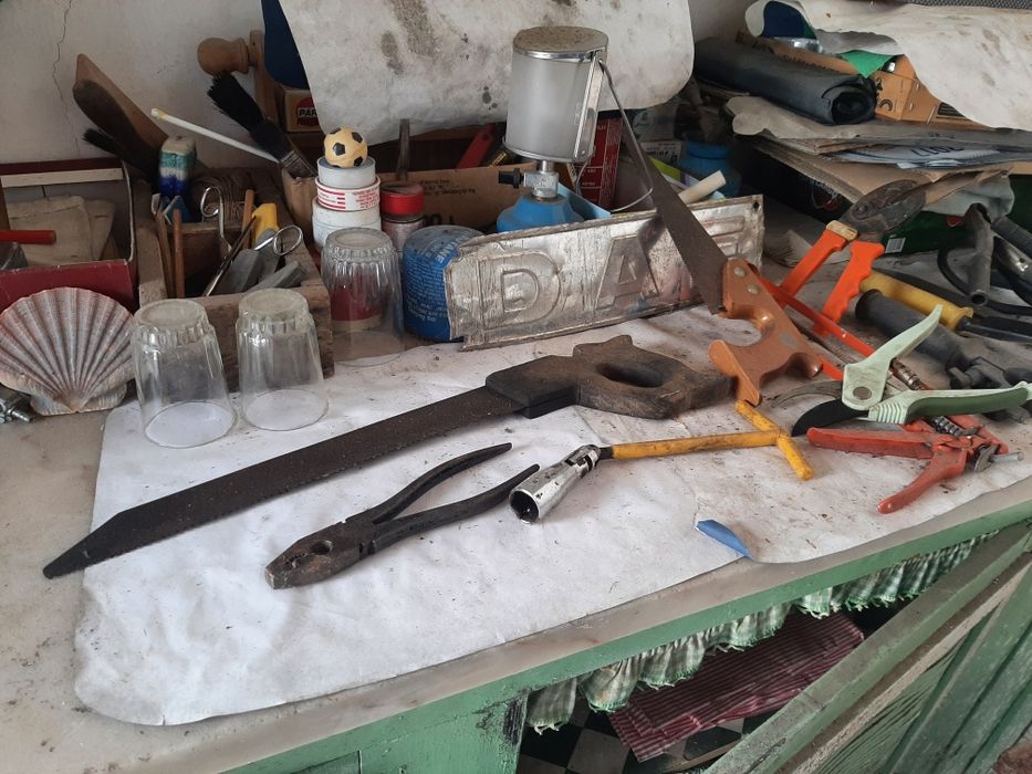 Serrote antigo com cabo trabalhado,em madeira.