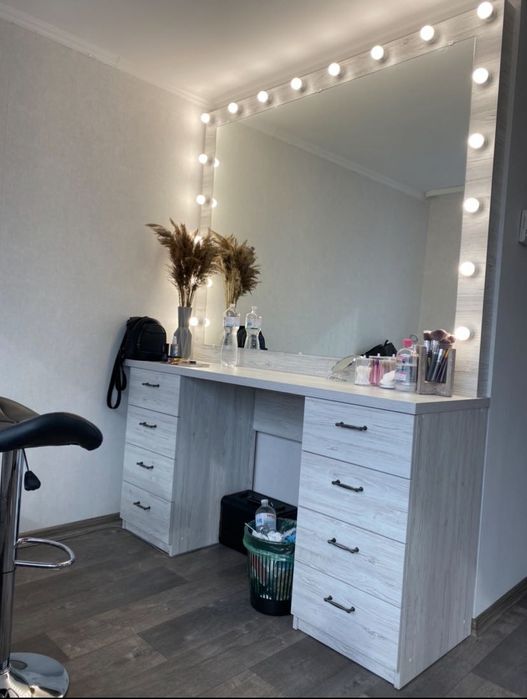 Стіл візажиста бровиста