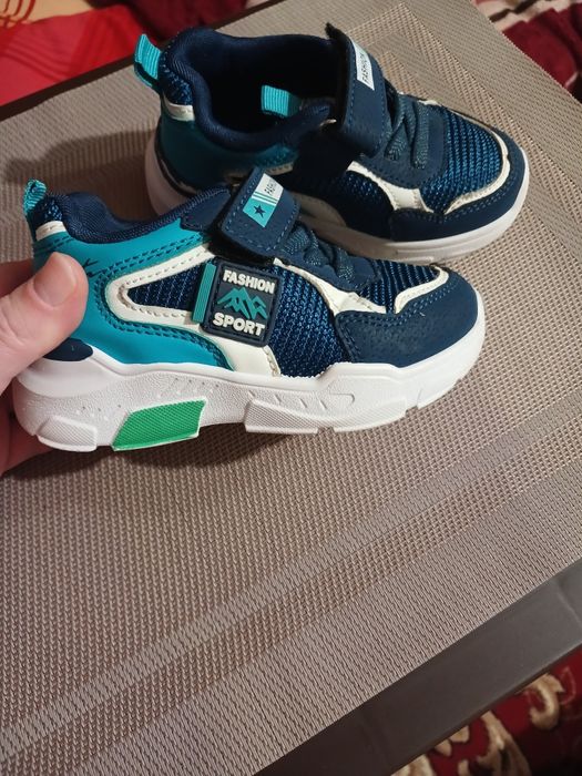 Кросівки дитячі, 24 розмір.