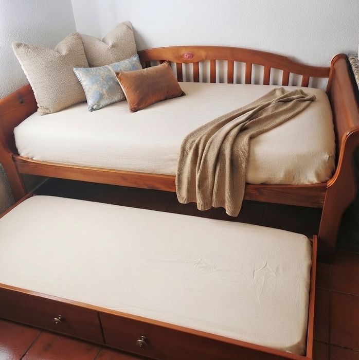 Cama de Solteiro em Madeira com Gavetão/ Cama Extra