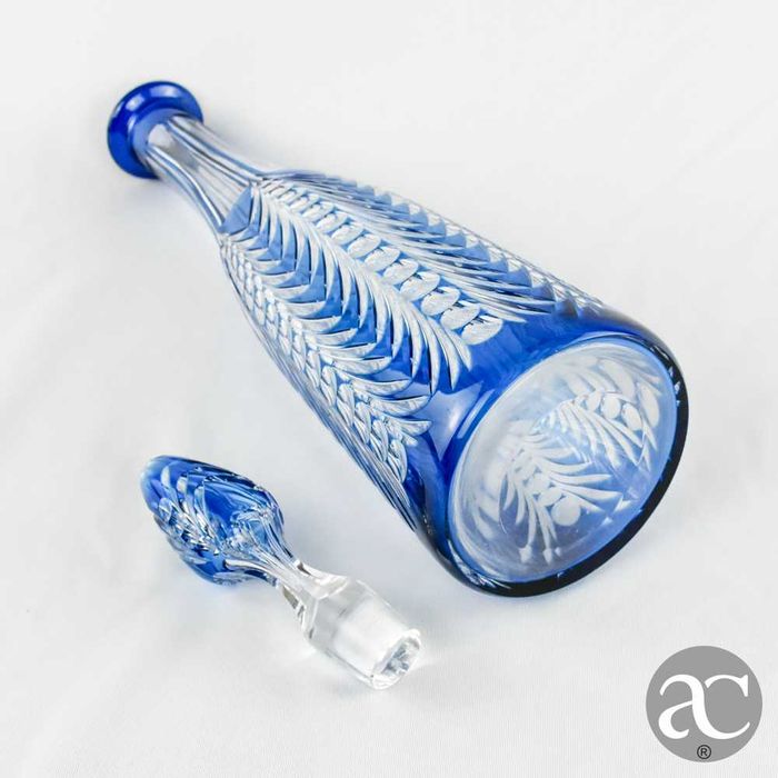 Garrafa de cristal doublé lapidado em azul