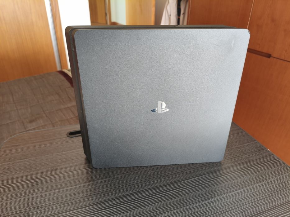 PlayStation 4 Slim + comando + jogo