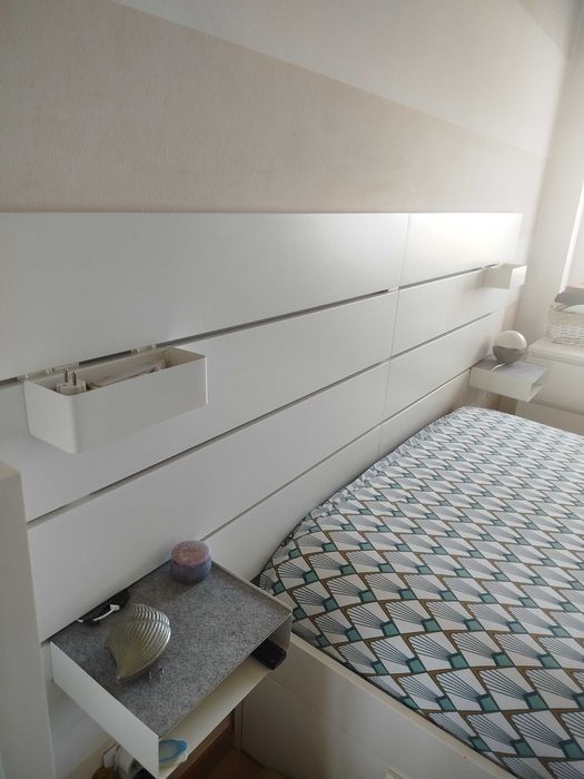 Cabeceiras de cama com mesas de cabeceira