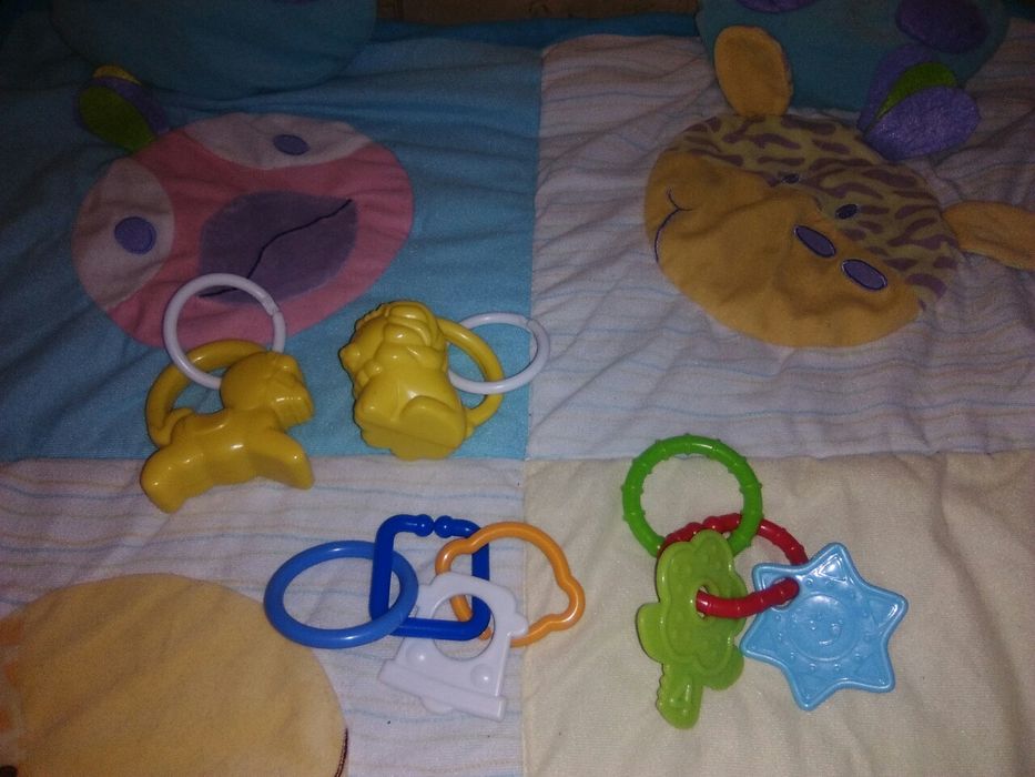 Mata edukacyjna z zabawkami Baby Mix