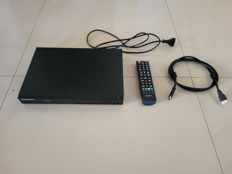 SAMSUNG BD-J4500R + pilot + kabel HDMI