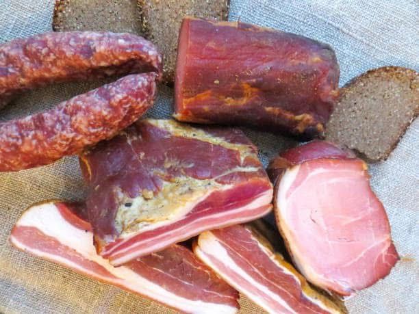 Закарпатські м‘ясні сирокопчені шовдарь хамон,бекон,сало прослойка