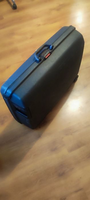 Duża walizka na kółkach