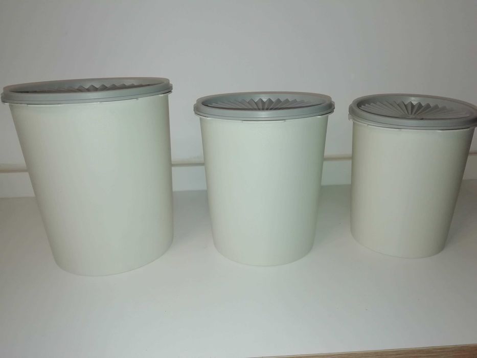 3 recipientes brancos com tampa cinzenta para mercearias Tupperware