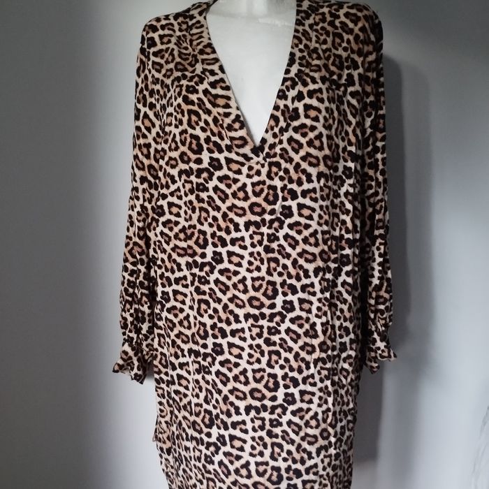 Cztery: bluzki i sukienki