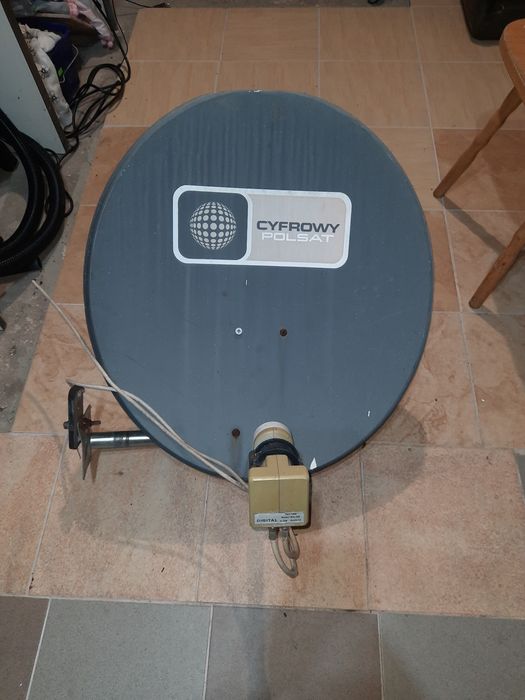 Antena satelitarna z uchwytem
