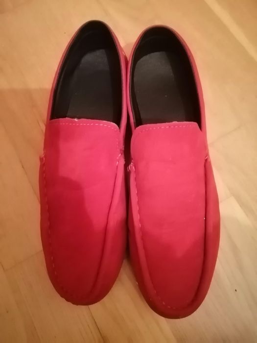 Mocassins novos na caixa cor vermelho e verde em camurça