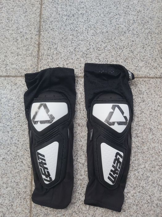 Cotoveleiras Leat semi novas downhill, enduro,  motocross