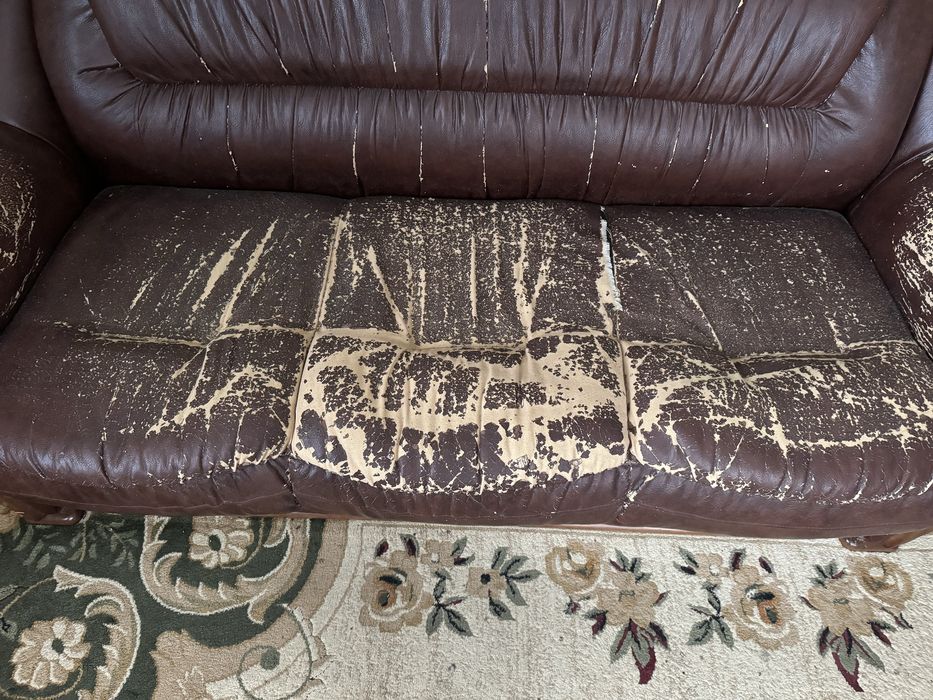 Диван прямий з кожзаму