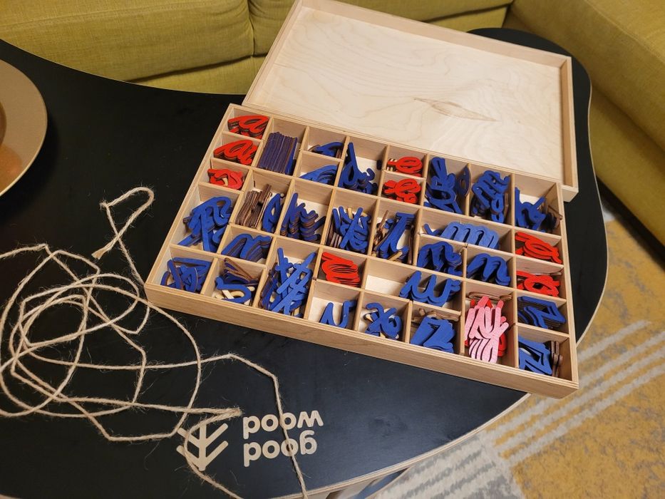 Drewniany alfabet montessori w drewniany pudełku