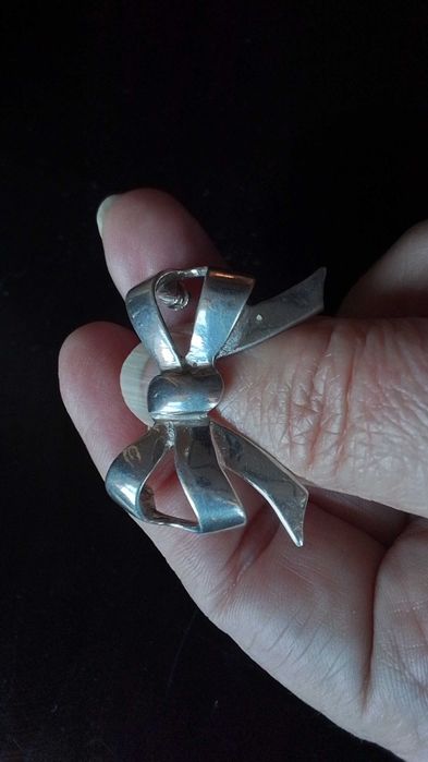 Alfinete de prata, em formato de laço