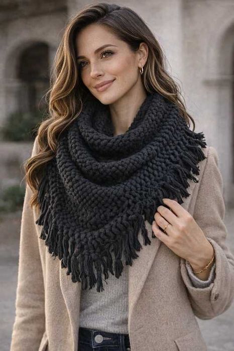 Gola de lã preta de malha grossa também conhecida como infinity scarf ou gola infinita