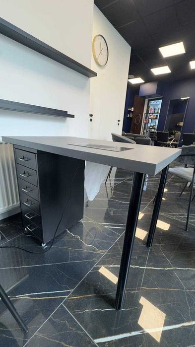 Stół do manicure z wbudowaną wyciągarką / pochłaniaczem pyłu