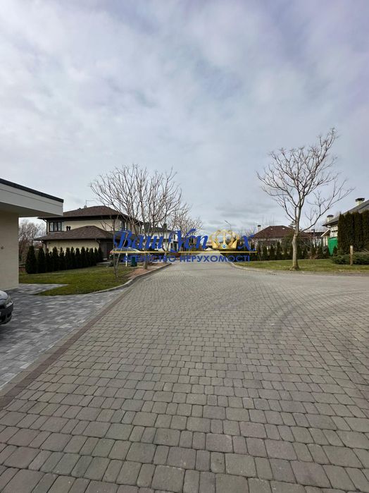 Продажа современного  дома с выходом на озеро. В городке.