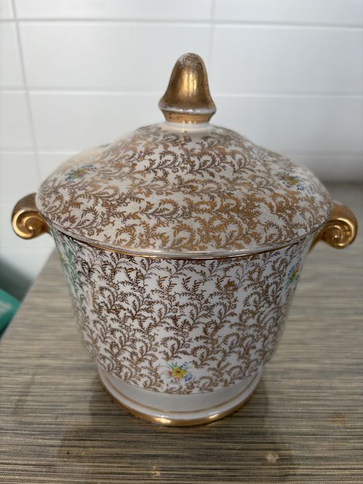 Um par de peças de porcelana portuguesa pintadas