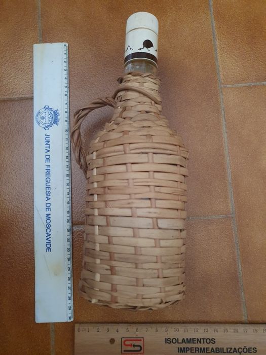 Garrafa com verga/vime