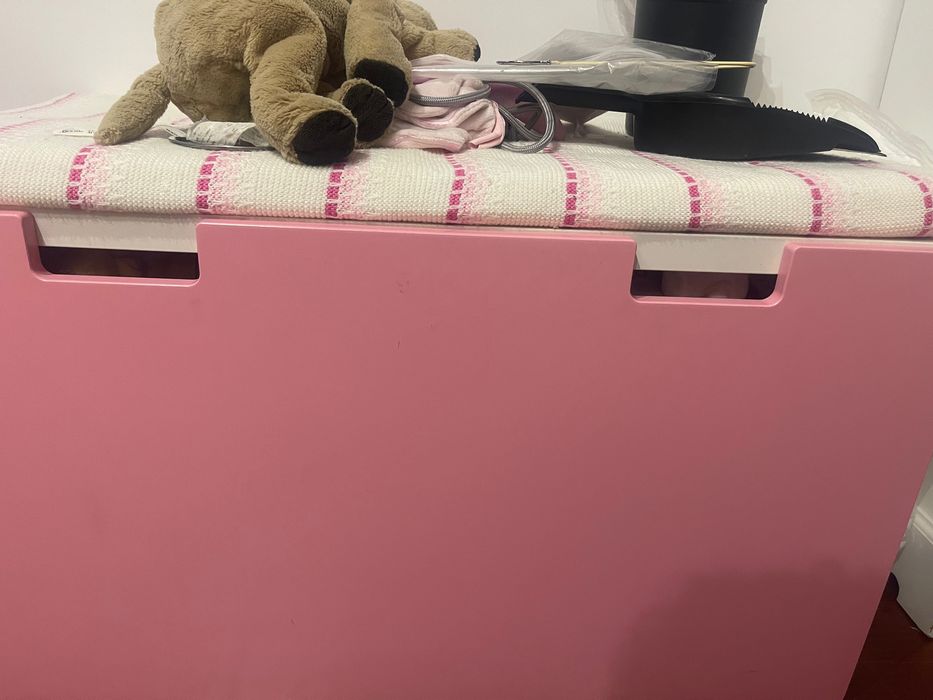 Armário, banco cor rosa