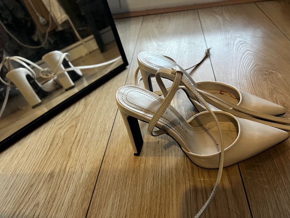 Saltos altos brancos