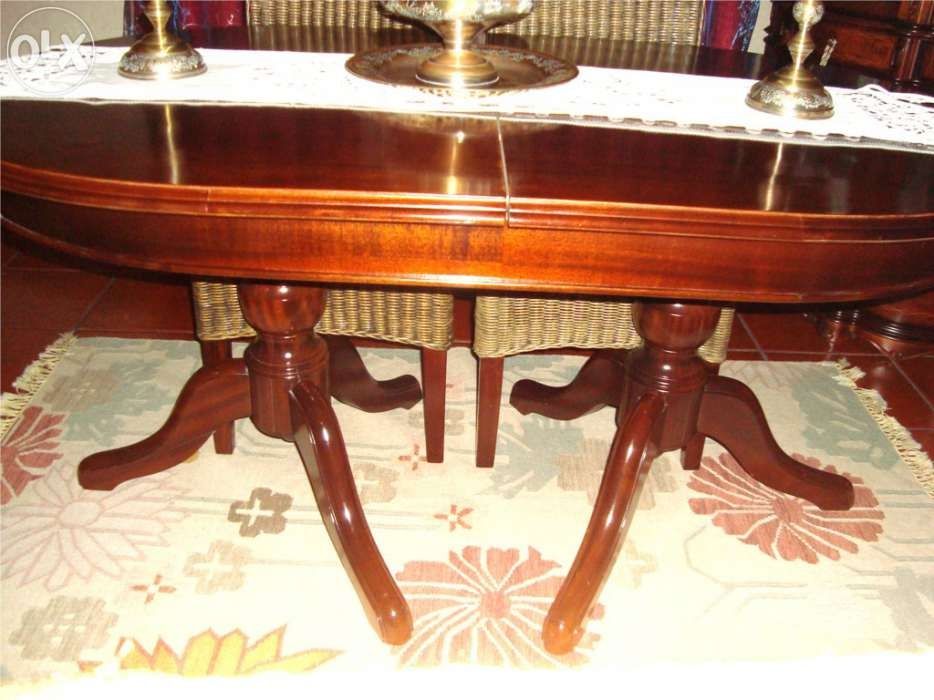 Mesa  oval em madeira ( abre )