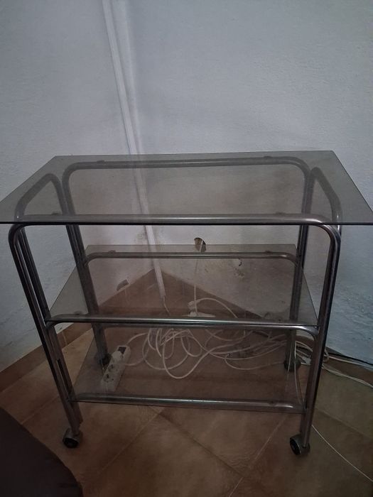 Mesa de tv em vidro com 3 prateleiras