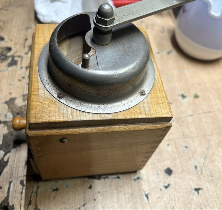 Młynek w obudowie drewnianej