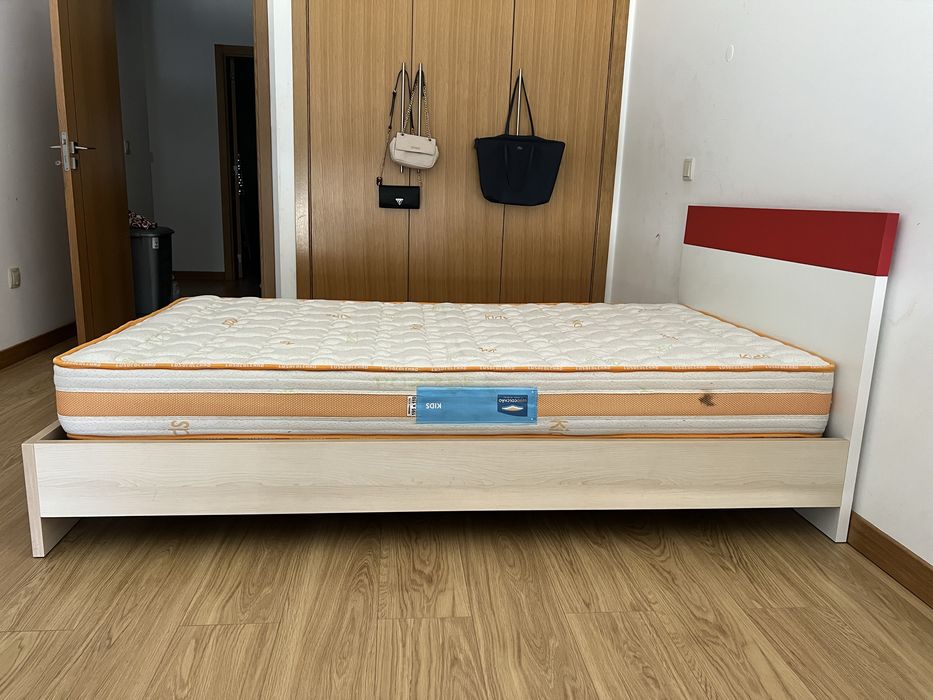 Cama de solteiro com colchão– bom estado