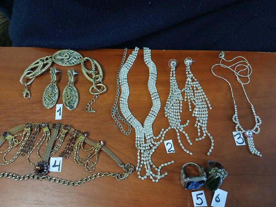 серьги, брошки, кольца,