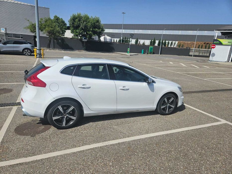 Volvo V40 R design 2018 ( Todas assistencias  na marca)