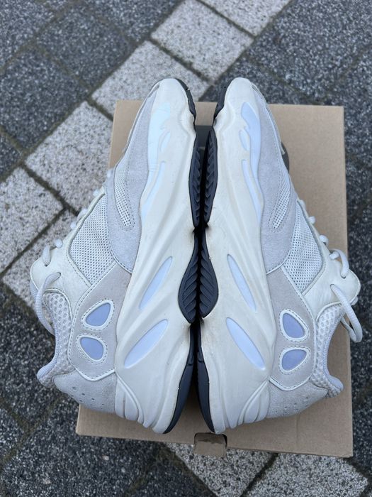 Adidas Yeezy Boost 700 V1 Analog sneakersy niskie beżowe 44