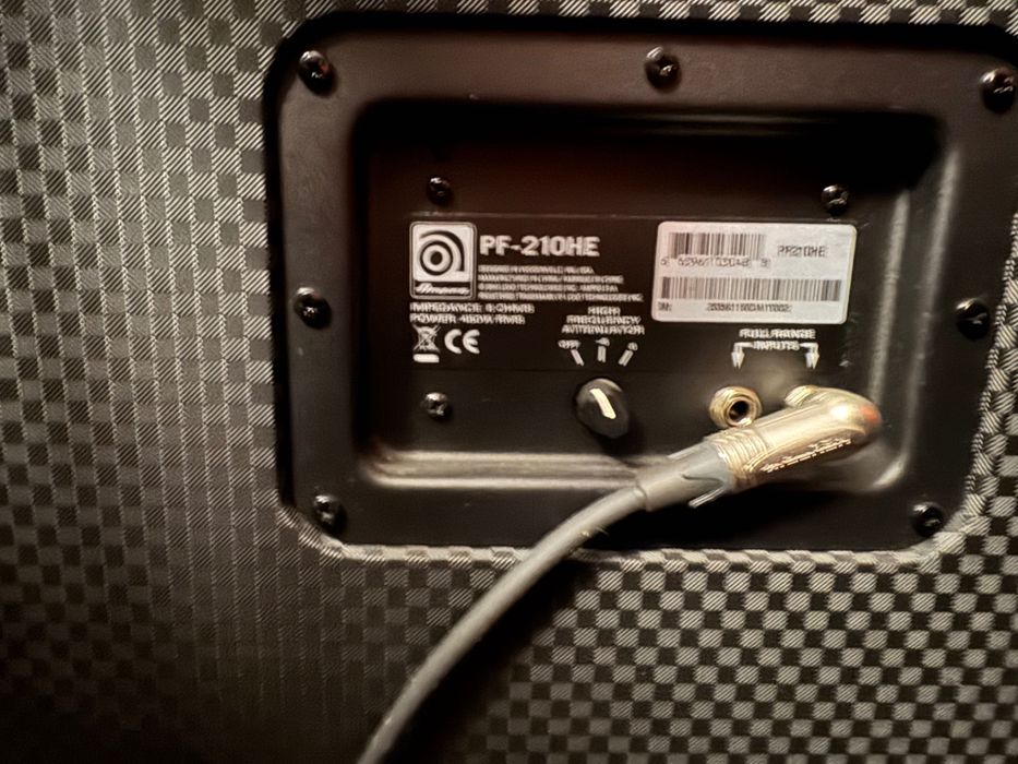 Amplificador e colunas para baixo - Ampeg