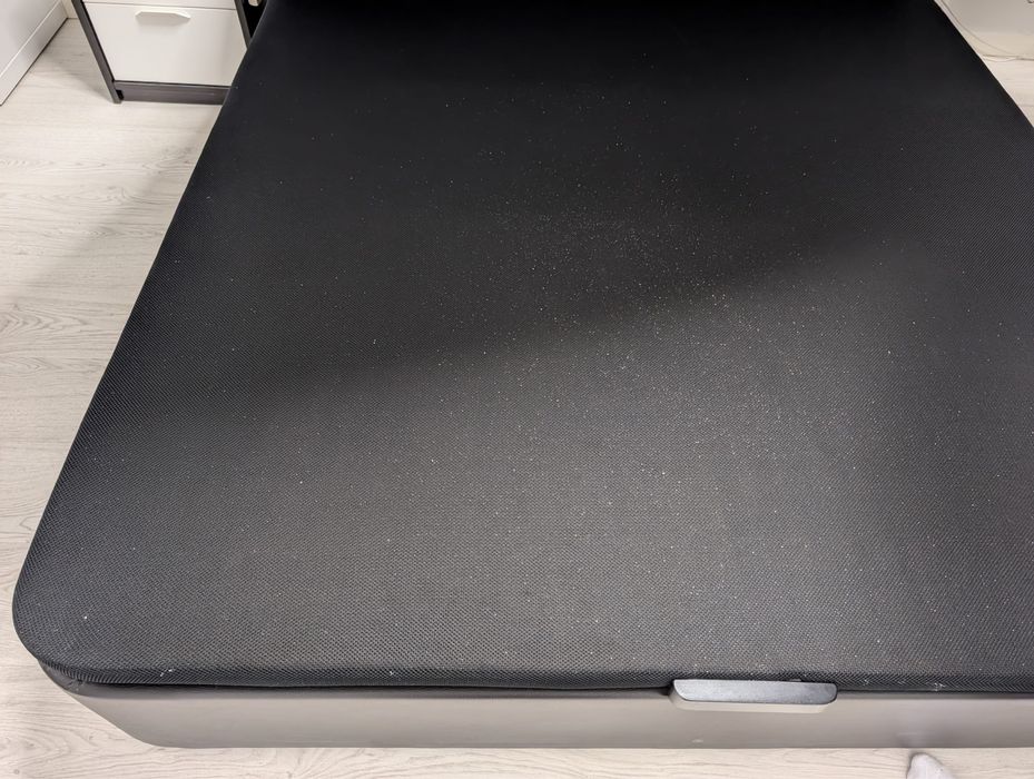 Cama 160×200 com sistema elevatório e arrumação