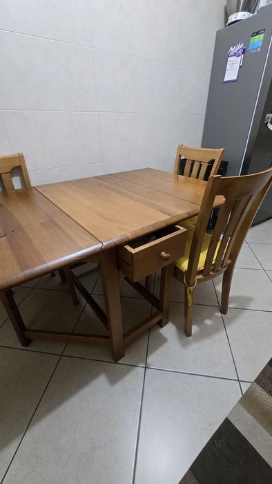 Mesa de jantar com 4 cadeiras