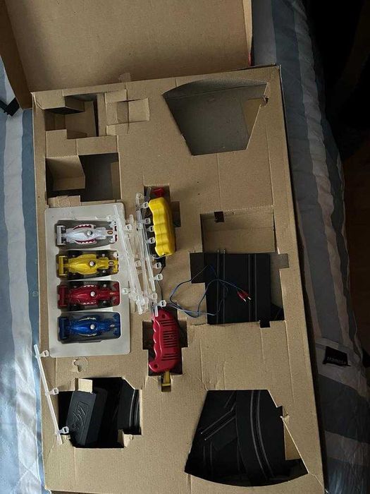 Remote-Controlled Formula 1 Track64750646510593121