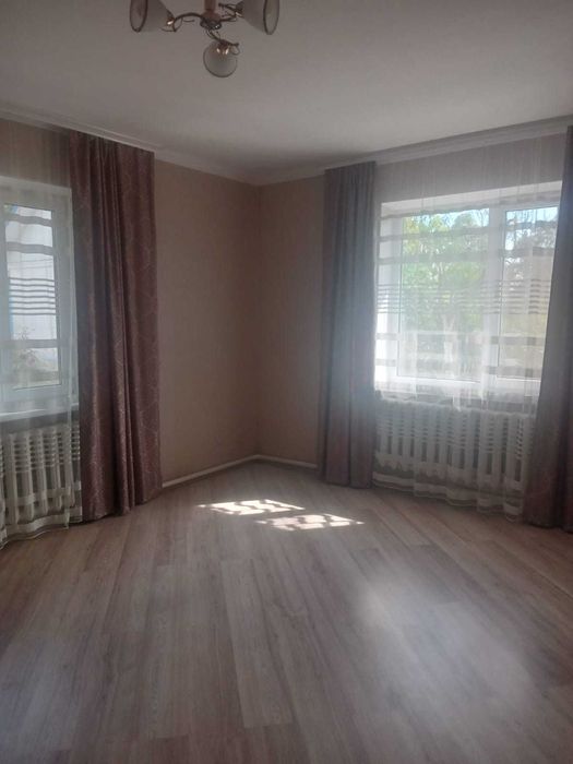 Продається будинок у Таращі - затишний двір, 2 види опалення, власна вода, гараж